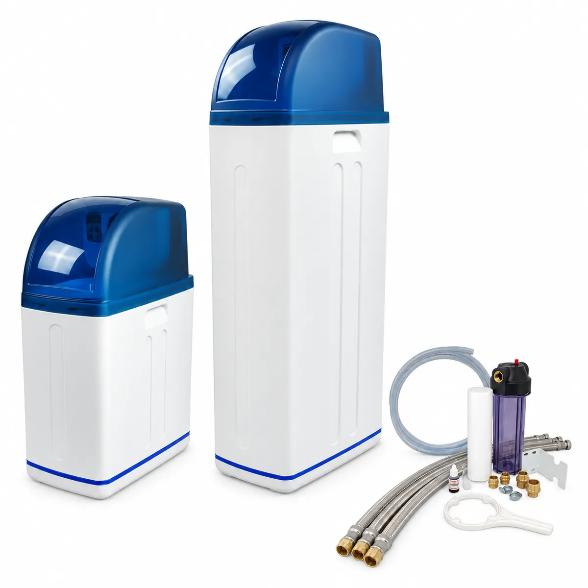 Adoucisseurs IDEAL 8 et 18 litres blancs à capot bleu, avec le kit d’installation en bas à droite.