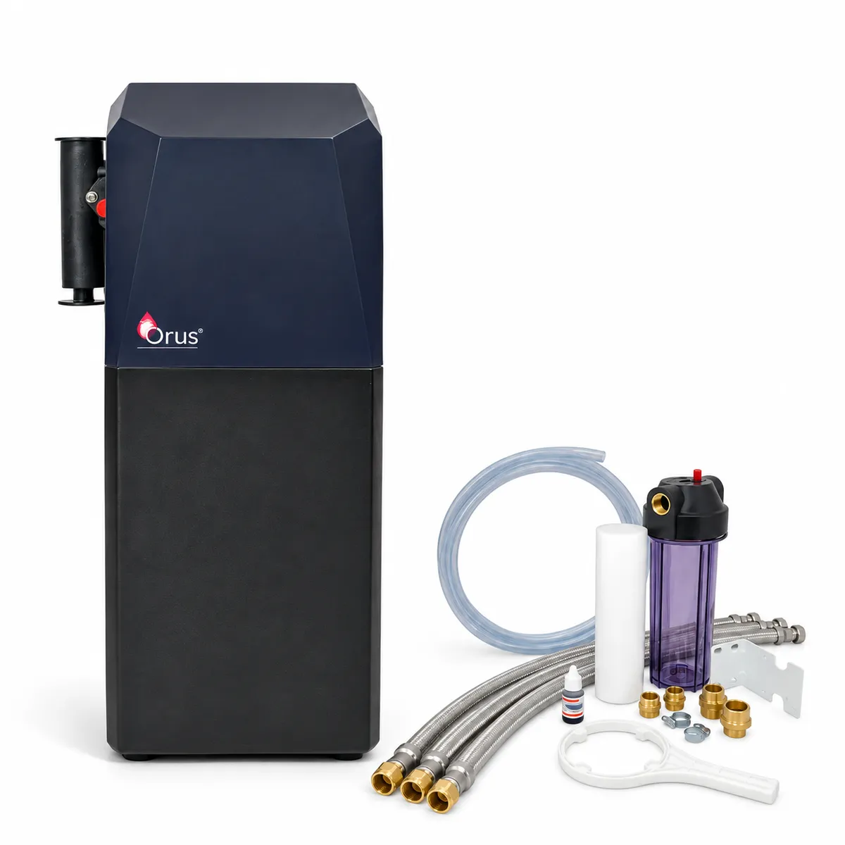 Adoucisseur compact ORUS 2 avec son kit d’installation : porte-filtre, cartouche, flexibles et accessoires de raccordement.