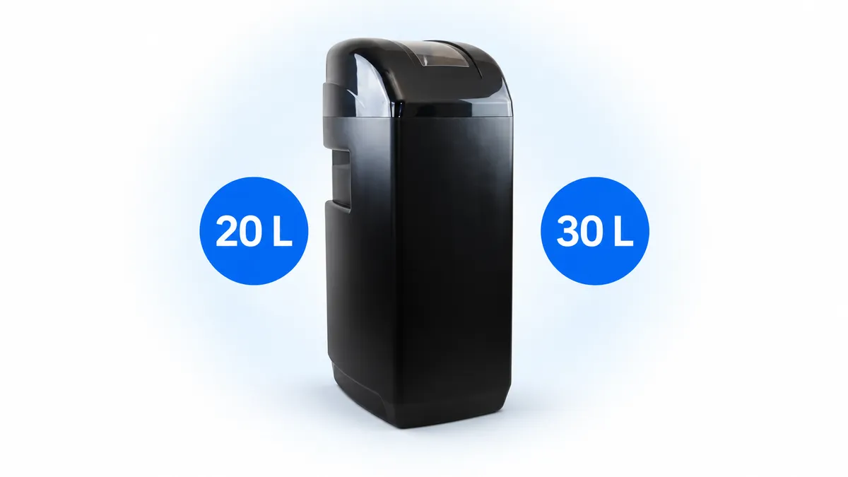 Adoucisseur Fleck 5600 SXT noir entouré des repères 20 L et 30 L pour comparer les volumes de résine.
