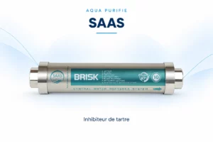 Inhibiteur de tartre SAAS BRISK à corps métallique, avec étiquette turquoise et raccords aux deux extrémités.