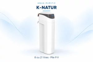 Adoucisseur K-NATUR blanc et étroit, avec écran bleu sur un bandeau de commande gris foncé.