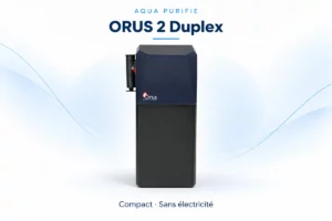 Adoucisseur ORUS 2 Duplex vu de face, avec capot bleu foncé, coffret noir et élément hydraulique latéral.