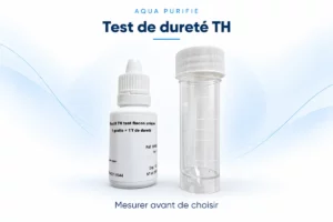 Flacon de réactif pour test de dureté TH à côté d’une éprouvette transparente graduée avec bouchon blanc.